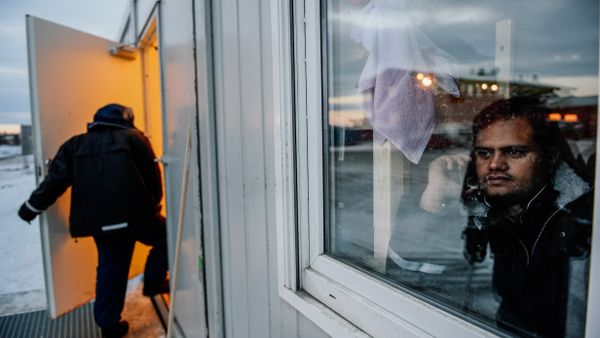 Un refugiado en un centro para los refugiados cerca de la frontera ruso-noruega (archivo) Un refugiado en un centro para los refugiados cerca de la frontera ruso-noruega (archivo) - Sputnik Mundo