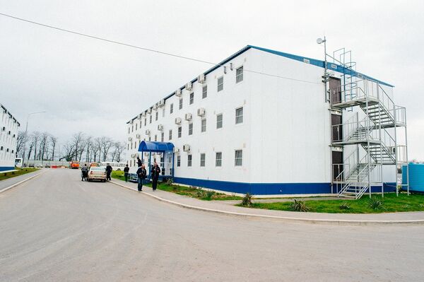 Una de las ciudades temporales para los obreros - Sputnik Mundo
