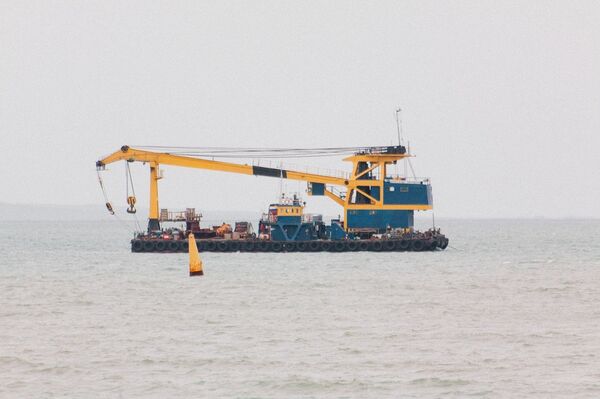 Uno de los buques grúa que participa en las obras - Sputnik Mundo