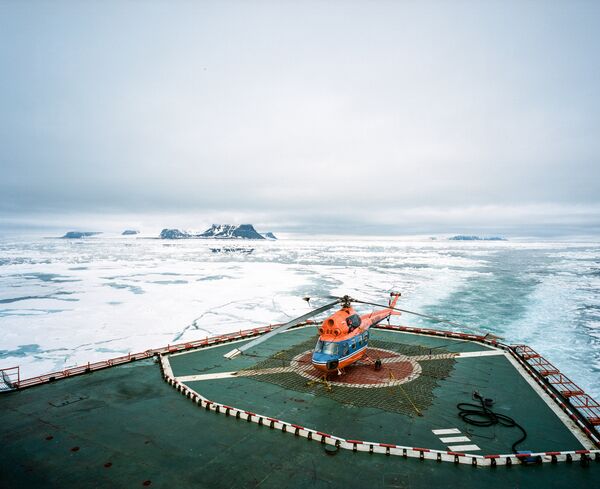 Helicóptero a bordo del rompehielos nuclear 50 años de la Victoria Helicóptero a bordo del rompehielos nuclear 50 años de la Victoria - Sputnik Mundo