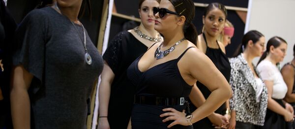 Modelos 'plus size' en un desfile de moda en Londres - Sputnik Mundo