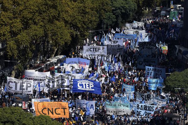 Multitudinaria manifestación sindical contra el Gobierno argentino en Buenos Aires. - Sputnik Mundo