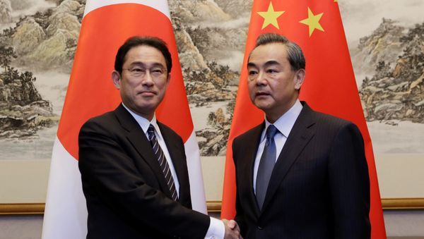 Los cancilleres de Japón y China Los cancilleres de Japón y China - Sputnik Mundo