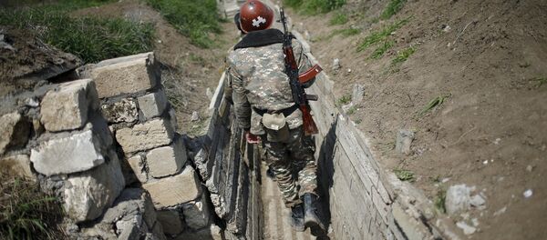 Ethnic Armenian soldiers walk in a trench at their position near Nagorno-Karabakh's town of Martuni, April 8, 2016 - Sputnik Mundo
