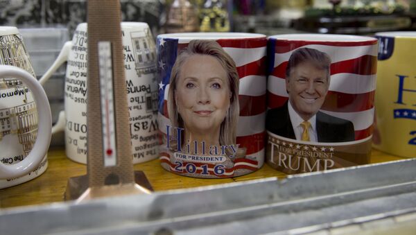 Tazas con fotos de Trump y Clinton - Sputnik Mundo