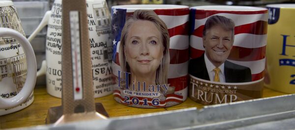 Tazas con las imágenes de Hillary Clinton y Donald Trump - Sputnik Mundo