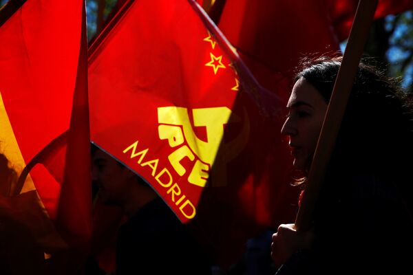 Simpatizantes del partido comunista durante la manifestación en Madrid el 1 de mayo - Sputnik Mundo