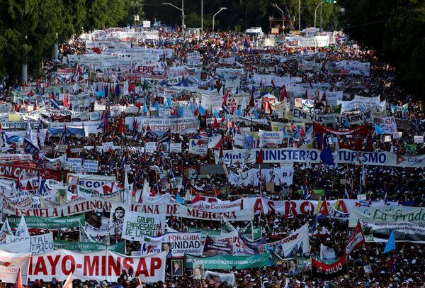 El masivo desfile con motivo del Día del Trabajador en La Habana - Sputnik Mundo