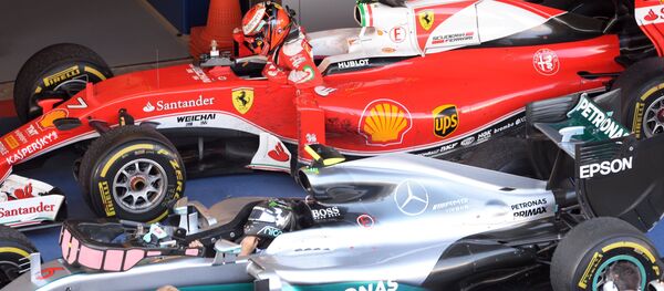 Los pilotos Nico Rosberg y Kimi Raikkonen durante el Gran Premio de la F1 en Sochi - Sputnik Mundo