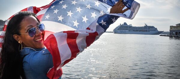 Una cubana alza la bandera estadounidense - Sputnik Mundo