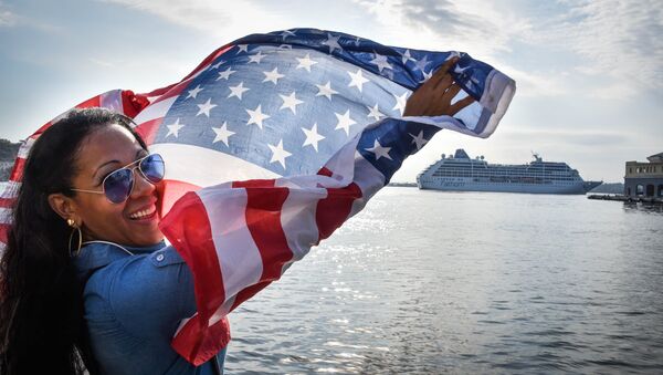 Cubana con la bandera de EEUU - Sputnik Mundo