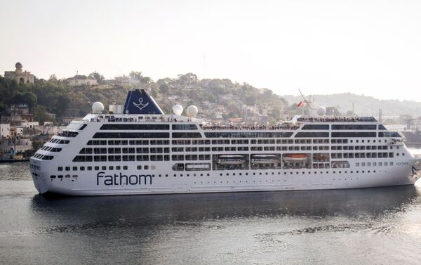 The first US-to-Cuba cruise ship to arrive in the island nation in decades glides into the port of Havana, on May 2, 2016 - Sputnik Mundo