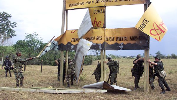 La policía colombiana derribar un signo de las FARC en Miraflores (archivo) La policía colombiana derribar un signo de las FARC en Miraflores (archivo) - Sputnik Mundo