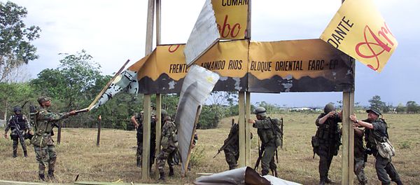 La policía colombiana derribar un signo de las FARC en Miraflores (archivo) - Sputnik Mundo