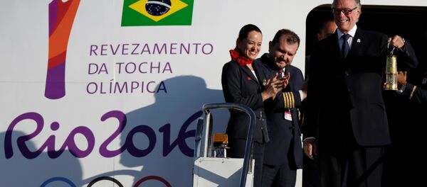 Carlos Nuzman, el presidente del Comité organizador de Río 2016, tiene en sus manos el fuego olímpico que llegó a Brasil - Sputnik Mundo