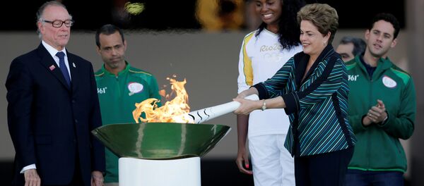 Presidenta de Brasil, Dilma Rousseff, con la antorcha olímpica Presidenta de Brasil, Dilma Rousseff, con la antorcha olímpica - Sputnik Mundo