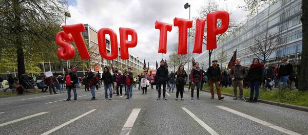 Protesters demonstrate against Transatlantic Trade and Investment Partnership (TTIP) free trade agreement ahead of U.S. President Barack Obama's visit in Hanover, Germany April 23, 2016 - Sputnik Mundo