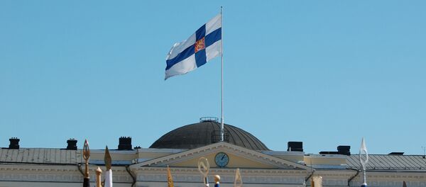 Finnish flag flying on the Palace of the Council of State, Helsinki - Sputnik Mundo