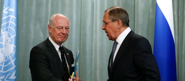 El enviado especial de la ONU para Siria, Staffan de Mistura, y el ministro de Exteriores de Rusia, Serguéi Lavrov - Sputnik Mundo