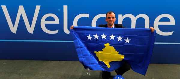 Un miembro del equipo de periodistas de Kosovo celebra el ingreso a la UEFA - Sputnik Mundo