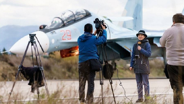 Periodistas en la base aérea Hmeymim en Siria Periodistas en la base aérea Hmeymim en Siria - Sputnik Mundo