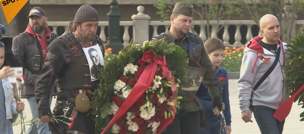 Los “Lobos de la noche” homenajean a los héroes rusos en las calles de Moscú - Sputnik Mundo