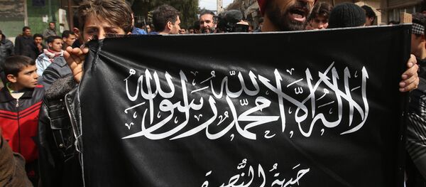 Los manifestantes agarran la bandera de Frente Al-Nusra (archivo) - Sputnik Mundo