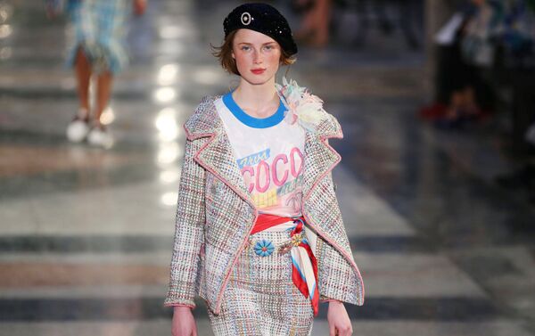 Modelo de la casa francesa Chanel presentando la nueva colección Cruise en el Paseo del Prado en La Habana - Sputnik Mundo