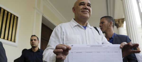 Jesús Torrealba con una planilla para recolectar firmas - Sputnik Mundo