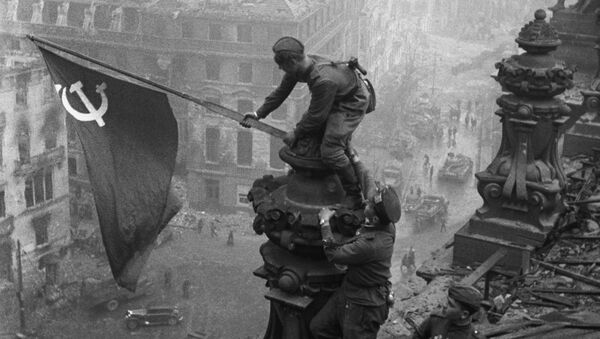 Bandera de la URSS plantada en el Reichstag, 1945 - Sputnik Mundo