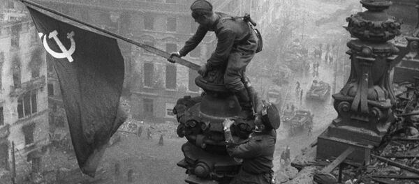 Bandera de la URSS plantada en el Reichstag, 1945 - Sputnik Mundo
