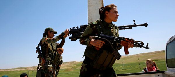 Mujeres contra Daesh: la rutina de las jóvenes que tomaron las armas - Sputnik Mundo