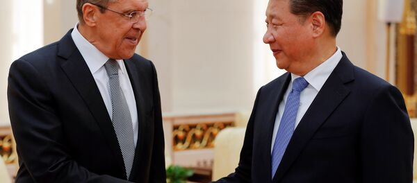 El canciller ruso Serguéi Lavrov y el presidente chino Xi Jinping - Sputnik Mundo