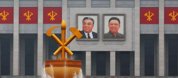Imágenes de los líderes norcoreanos Kim Il-sung y Kim Jong-iI en la Casa de Cultura, donde se celebra el congreso del Partido de los Trabajadores Imágenes de los líderes norcoreanos Kim Il-sung y Kim Jong-iI en la Casa de Cultura, donde se celebra el congreso del Partido de los Trabajadores - Sputnik Mundo