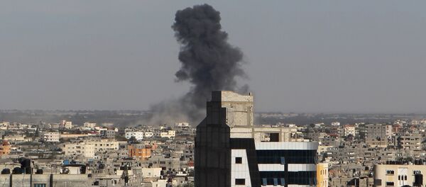 Bombardeo aéreo por el Ejército israelí en la Franja de Gaza (archivo) - Sputnik Mundo
