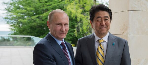 El presidente de Rusia, Vladímir Putin y el primer ministro de Japón, Shinzo Abe - Sputnik Mundo