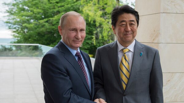 El presidente de Rusia, Vladímir Putin y el primer ministro de Japón, Shinzo Abe - Sputnik Mundo