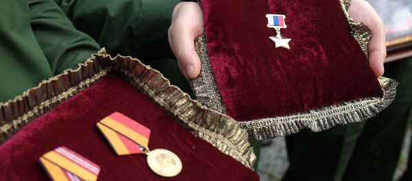Condecoraciones del héroe de Rusia Alexandr Projorenko perecido en la batalla en Siria Condecoraciones del héroe de Rusia Alexandr Projorenko perecido en la batalla en Siria - Sputnik Mundo