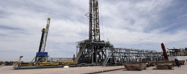 View of oil drilling rigs at Vaca Muerta Shale oil reservoir in Loma Campana, in the Patagonian province of Neuquen, some 1180 Km south-west of Buenos Aires, Argentina on December 4, 2014. - Sputnik Mundo