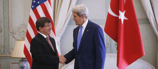 apretón de manos del ex-primer ministro turco, Ahmet Davutoglu con el Secretario del estado de EEUU, John Kerry - Sputnik Mundo