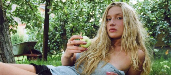 Una mujer come una manzana - Sputnik Mundo