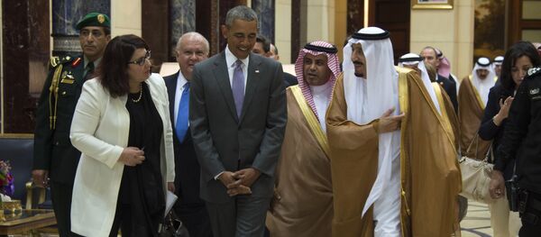 Barack Obama, presidente de EEUU, hablando con Salman bin Abdulaziz Al Saud, Rey de Arabia Saudí Barack Obama, presidente de EEUU, hablando con Salman bin Abdulaziz Al Saud, Rey de Arabia Saudí - Sputnik Mundo