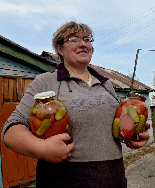 Mujer con conservas (archivo) - Sputnik Mundo