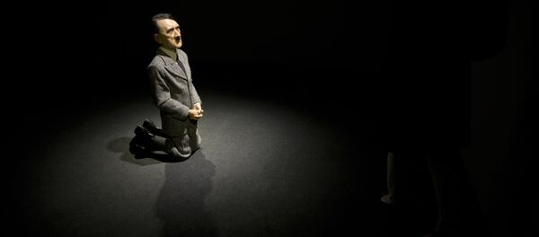 Una estatua Him realizada por el artista italiano Maurizio Cattelan que representa al líder nazi Adolf Hitler - Sputnik Mundo
