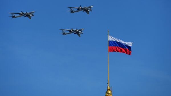 Los portamisiles subsónicos Tu-95 MS durante el Desfile militar en Moscú - Sputnik Mundo