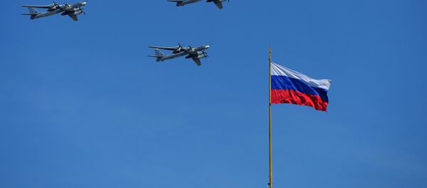 Los portamisiles subsónicos Tu-95 MS durante el Desfile militar en Moscú Los portamisiles subsónicos Tu-95 MS durante el Desfile militar en Moscú - Sputnik Mundo