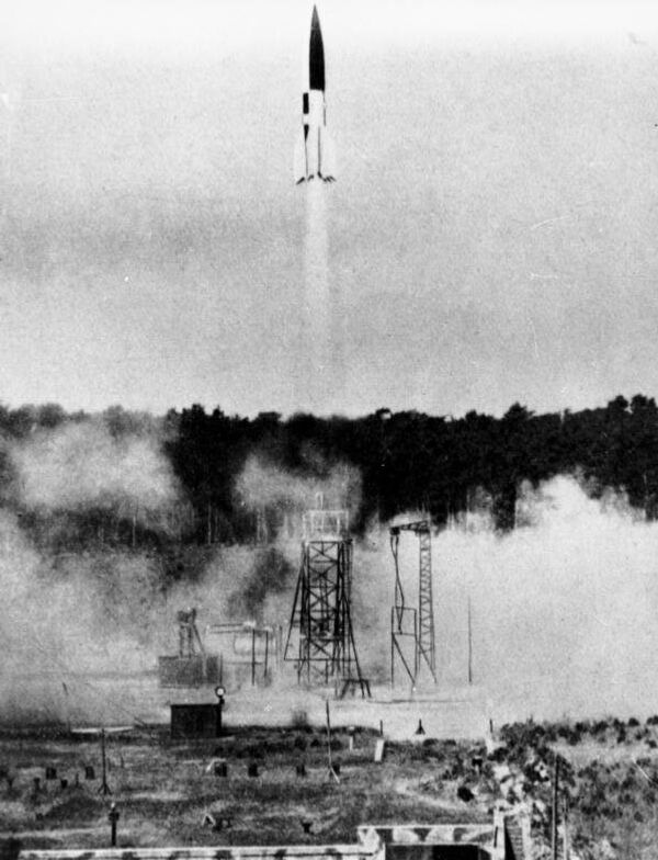 El primer misil balístico de la historia, el V-2 alemán - Sputnik Mundo