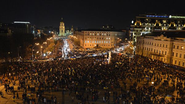 Muchedumbre de ucranianos - Sputnik Mundo