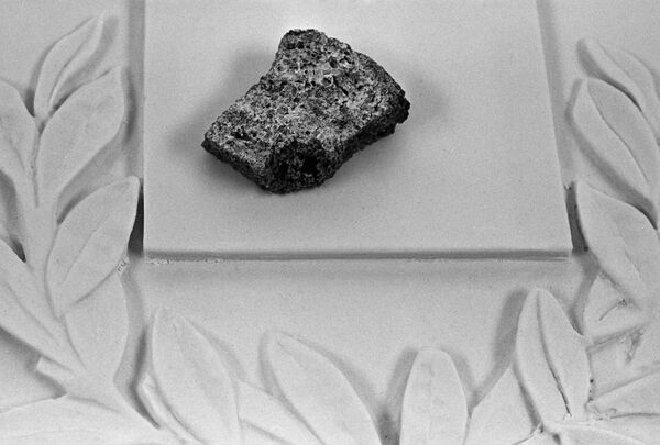 Un trocito del pan del bloqueo —que no pudo terminar de comer la pequeña Valeria Fedosik que murió el 28 de febrero de 1994 a la edad de 4 años— se expone ahora en el museo escolar de Leningrado Un trocito del pan del bloqueo —que no pudo terminar de comer la pequeña Valeria Fedosik que murió el 28 de febrero de 1994 a la edad de 4 años— se expone ahora en el museo escolar de Leningrado - Sputnik Mundo