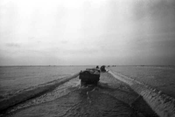 El Camino de la vida que atravesaba el lago de Ládoga. La foto fue tomada en invierno de 1942. El Camino de la vida que atravesaba el lago de Ládoga. La foto fue tomada en invierno de 1942. - Sputnik Mundo